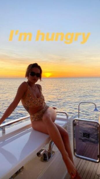 Rita Ora presume curvas con su traje de baño más revelador 