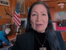 Empleado de funcionaria de EU se hace viral por ‘esconderse’ en entrevista