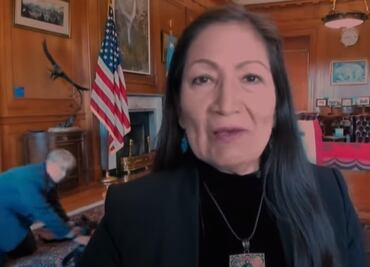 Empleado de funcionaria de EU se hace viral por ‘esconderse’ en entrevista