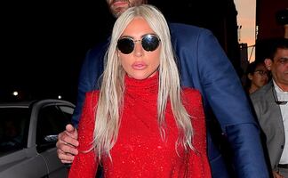 Lady Gaga luce figura con leggings y crop top en Malibú