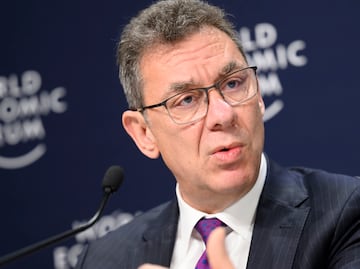 CEO de Pfizer da positivo a Covid-19; tiene cuatro dosis y síntomas leves