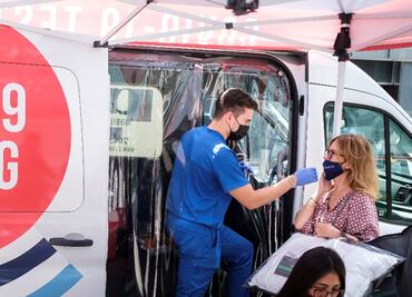 Nueva York obligará a vacunarse o hacer test semanales a trabajadores públicos