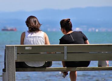 Mujer mata a amiga con gotas para los ojos en Wisconsin