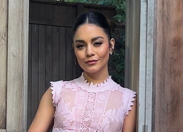 Vanessa Hudgens se luce con falda y crop top traslúcido en sesión