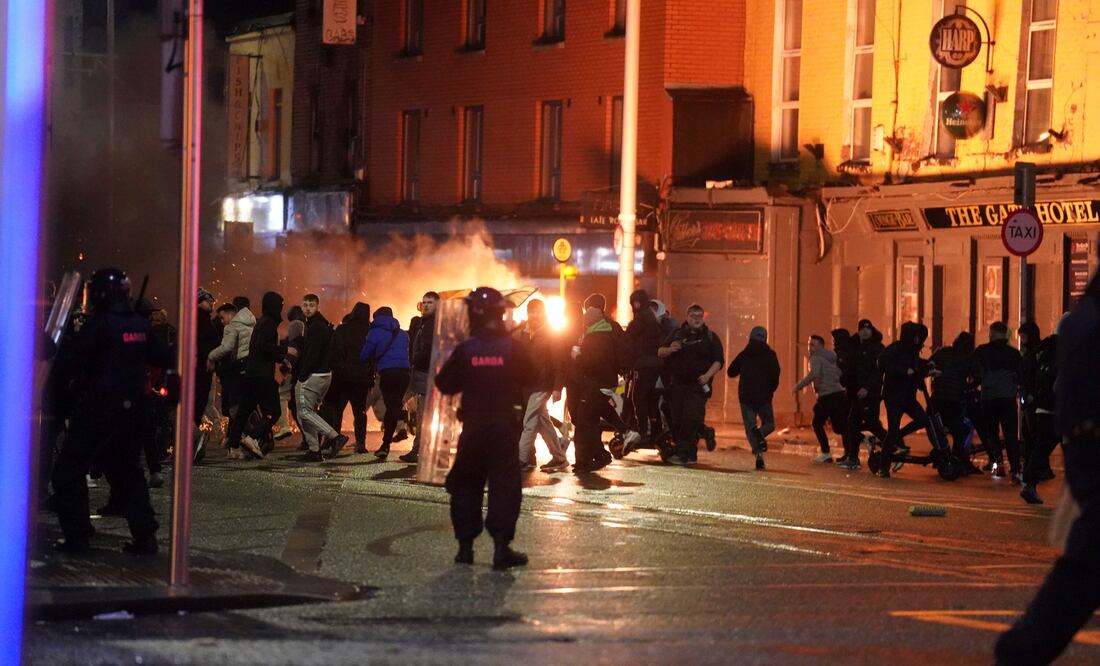 El apuñalamiento múltiple en Dublín provoca disturbios de grupos de "extrema derecha" (Brian Lawless/PA via AP)
