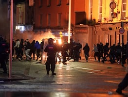 Enfrentamiento en Dublín tras ataque con cuchillos que dejó 5 heridos, entre ellos 3 niños. VIDEO