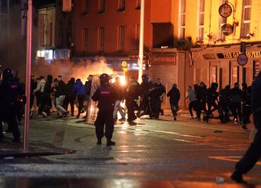 Enfrentamiento en Dublín tras ataque con cuchillos que dejó 5 heridos, entre ellos 3 niños. VIDEO