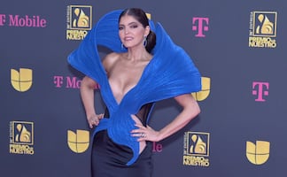 Ana Bárbara luce espectacular vestido con escote profundo a sus 53 años en Premios lo Nuestro
