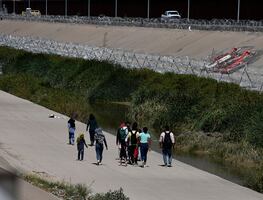 Contrabandistas se declaran culpables de causar la muerte a 8 migrantes en Texas