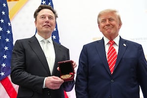 Trump entrega a Elon Musk la máxima distinción científica de Estados Unidos y lo llama “tesoro nacional”