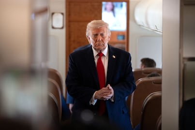 Trump llama “corrupta” a periodista y abandona entrevista tras ser cuestionado por presunto fraude electoral