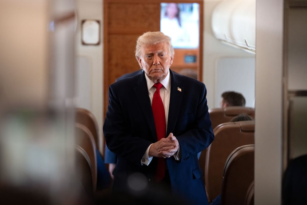 Trump llama “corrupta” a periodista y abandona entrevista tras ser cuestionado por presunto fraude electoral. (Foto AP/Mark Schiefelbein)