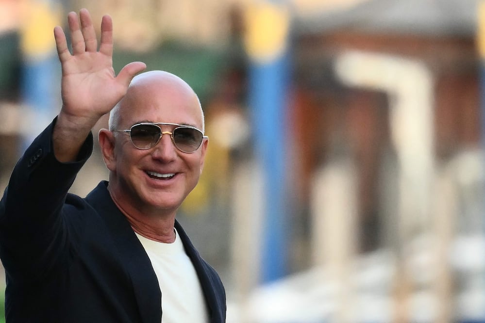 ¿Jeff Bezos compró el Liverpool? Esto se sabe de la participación del fundador de Amazon en el club (Photo by Marco BERTORELLO / AFP)