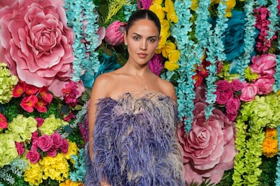 Eiza González destila glamour y belleza con extravagante vestido de plumas en Los Ángeles