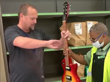 Video. Cliente regala guitarra a empleado de tienda en Florida