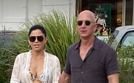Captan a CEO de Amazon cariñoso con Lauren Sanchez en bikini