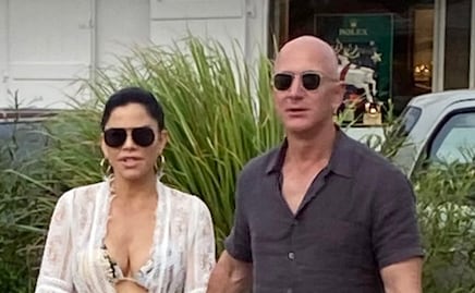 Captan a CEO de Amazon cariñoso con Lauren Sanchez en bikini