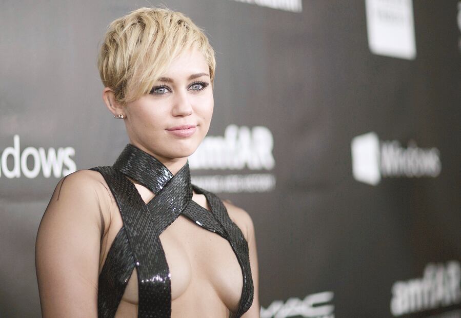 Miley Cyrus deslumbra con minivestido en California 