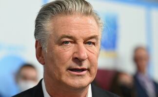 Familia de directora asesinada demanda a Alec Baldwin
