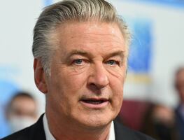 Familia de directora asesinada demanda a Alec Baldwin