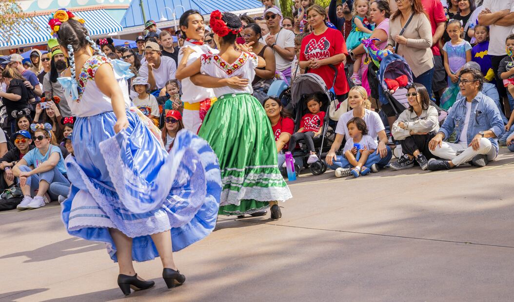 Adal Ramones y su familia visitan Disneyland Resort. Fotos: Cortesía Disneyland Latino