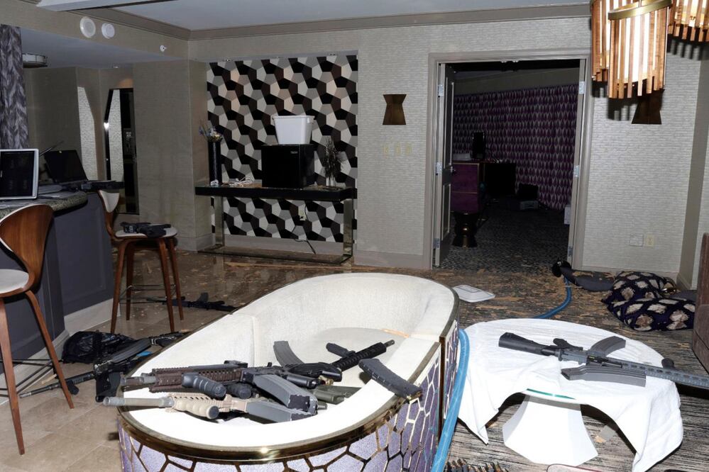 El interior de la habitación del piso 32 de Stephen Paddock, en el hotel Mandalay Bay en Las Vegas, después de un tiroteo masivo. Foto Las Vegas Metropolitan Police Department via AP