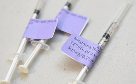 Moderna dice que su dosis de refuerzo aumenta protección frente a ómicron