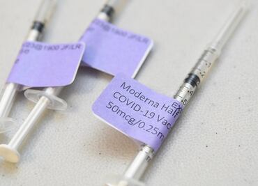 Moderna dice que su dosis de refuerzo aumenta protección frente a ómicron