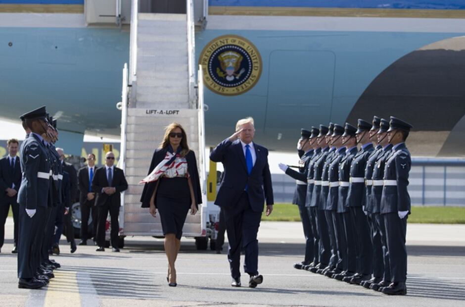 Melania se luce con un Dolce & Gabbana ante la reina Isabel
