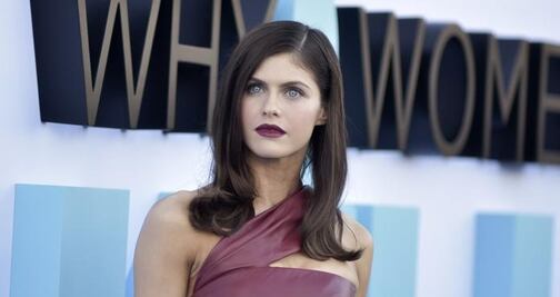 Alexandra Daddario cautiva con look de cuero en Los Ángeles