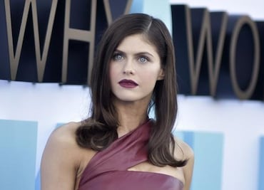 Alexandra Daddario cautiva con look de cuero en Los Ángeles