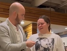 Despiden a mesera en Arkansas tras recibir propina de 4 mil dólares