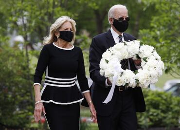 Biden reaparece en público usando máscara y Trump lo critica