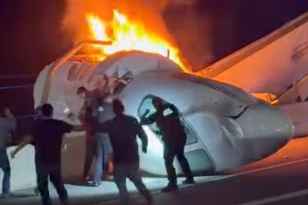 VIDEO: El dramático rescate de pasajeros atrapados en un jet en llamas en Texas. (Zayra Garza vía AP)