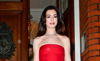 El vestido de cuero ultra ajustado que literalmente dejó a Anne Hathaway sin aliento
