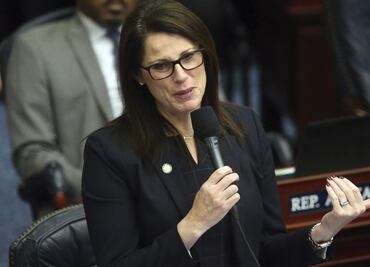 Director de Salud de Florida rechaza usar cubrebocas y abandona reunión con senadora