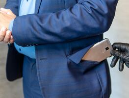 Videos captan a empleado de aeropuerto de Miami en robo de 1.2 millones en celulares