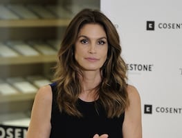 Cindy Crawford luce figura irreal en microbikini a los 56 años