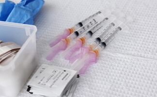 Contagiados que reciben un sola dosis de vacuna, los más protegidos