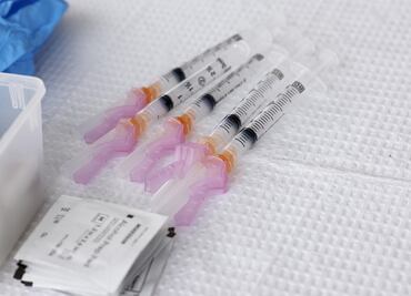 Contagiados que reciben un sola dosis de vacuna, los más protegidos