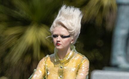 Maisie Williams impacta con abrigo transparente braless en filmación