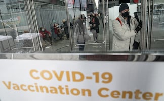 Nueva York registra demanda récord de vacunas tras ampliar los criterios