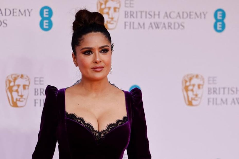 Salma Hayek celebra sus 56 años con el bikini rojo más espectacular 