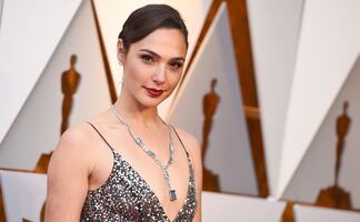 Gal Gadot sigue a Dua Lipa y deslumbra con minivestido neón para el verano