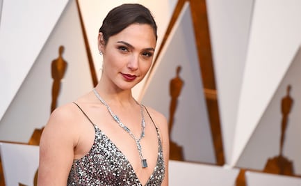 Gal Gadot sigue a Dua Lipa y deslumbra con minivestido neón para el verano
