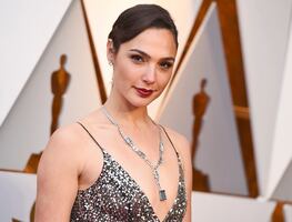Gal Gadot sigue a Dua Lipa y deslumbra con minivestido neón para el verano