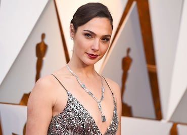 Gal Gadot sigue a Dua Lipa y deslumbra con minivestido neón para el verano
