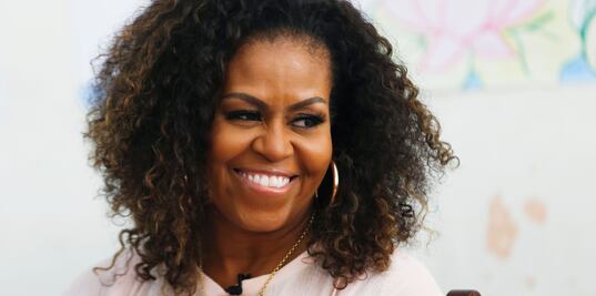 Michelle Obama lleva $100,000 dólares a estudiantes de primaria