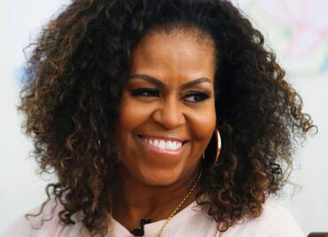 Michelle Obama lleva $100,000 dólares a estudiantes de primaria
