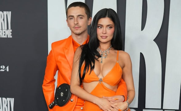Kylie Jenner se luce en vestido de cuero y posa amorosa junto a Timothée Chalamet